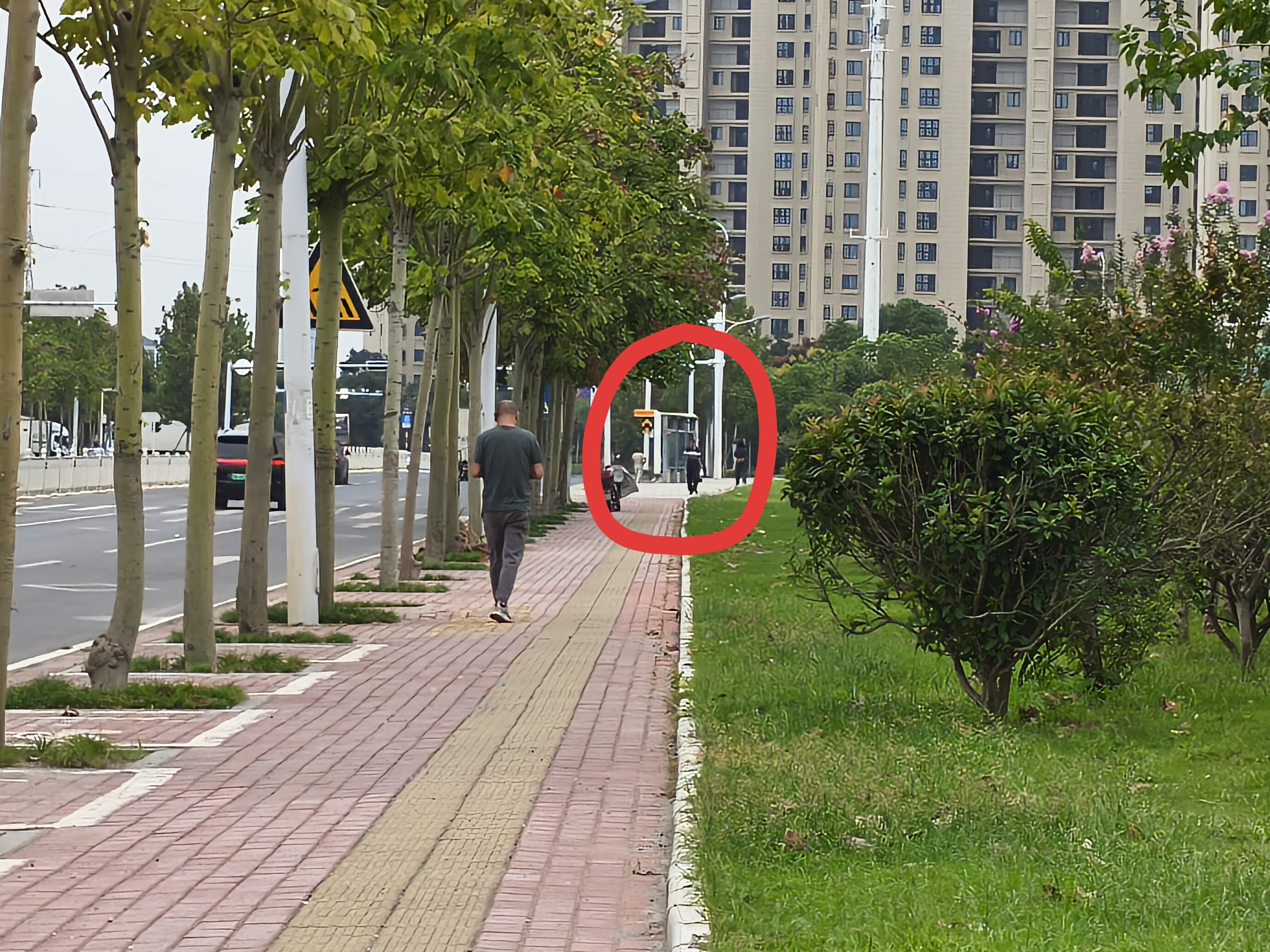 地铁站入口及线路图，显示11号线路